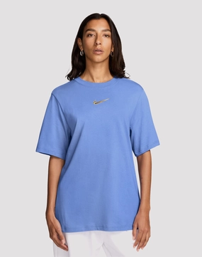Business casual wear Nike Sportswear Shine Tee Fashion trends by region