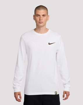 Fashion essentials Nike Sportswear Club Long-Sleeve Tee Casual wear options