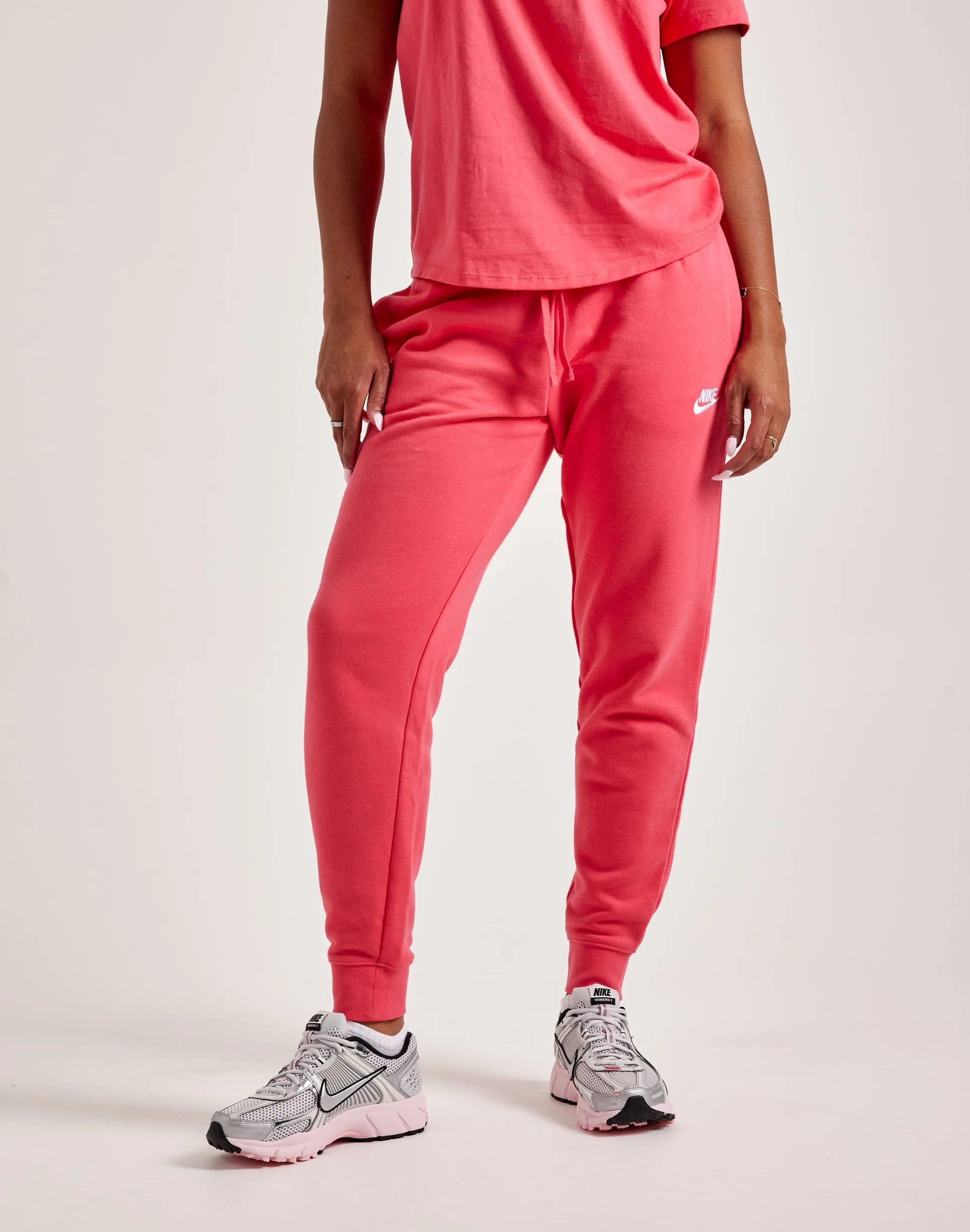 Nike Club Fleece Mid-Rise Pants Sustainable fashion Fashion catalog